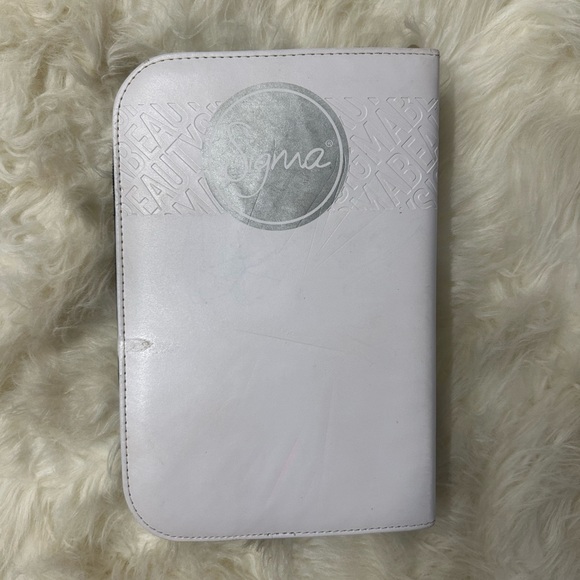 Sigma Beauty Brushes and Two Cases - Picture 14 of 16